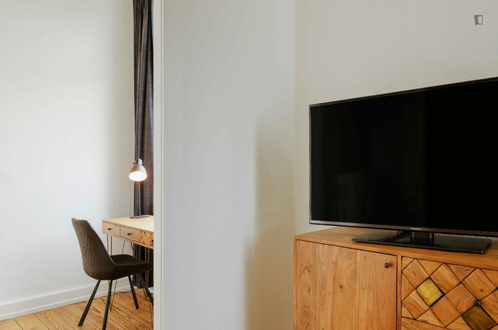 Single bedroom in a 5 bedroom apartment in Harvestehude