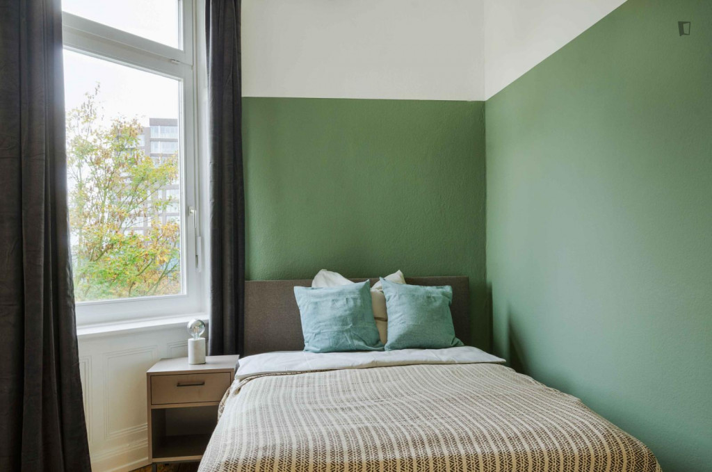 Single bedroom in a 5 bedroom apartment in Harvestehude