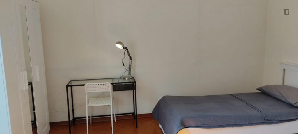 Bed in a comfy twin bedroom, in Acquabella - Florence - chambre - ImmoJeune