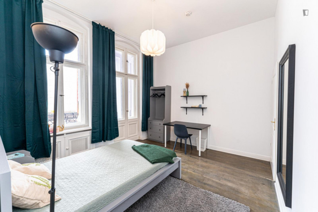 Appealing double bedroom with a balcony, near the Uhlandstraße metro station - Berlin - chambre - ImmoJeune
