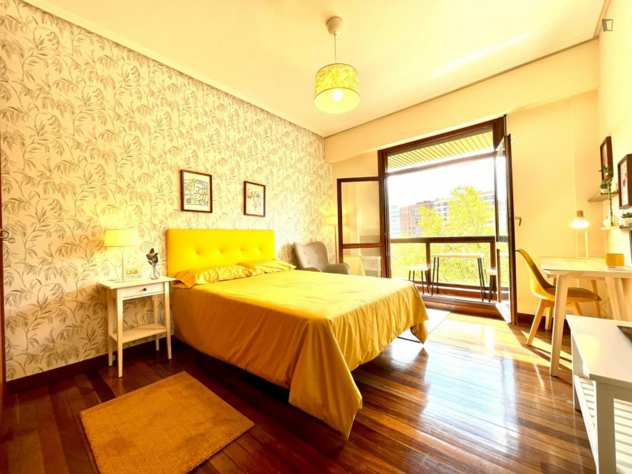 Breezy double ensuite bedroom with a balcony, near the Matiko train station - Bilbao - chambre - ImmoJeune