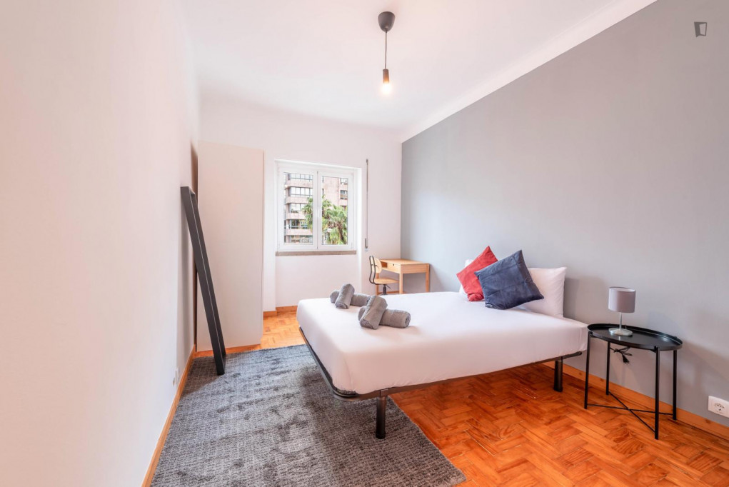 Welcoming bedroom near the Campo Grande metro - Lisbonne - chambre - ImmoJeune