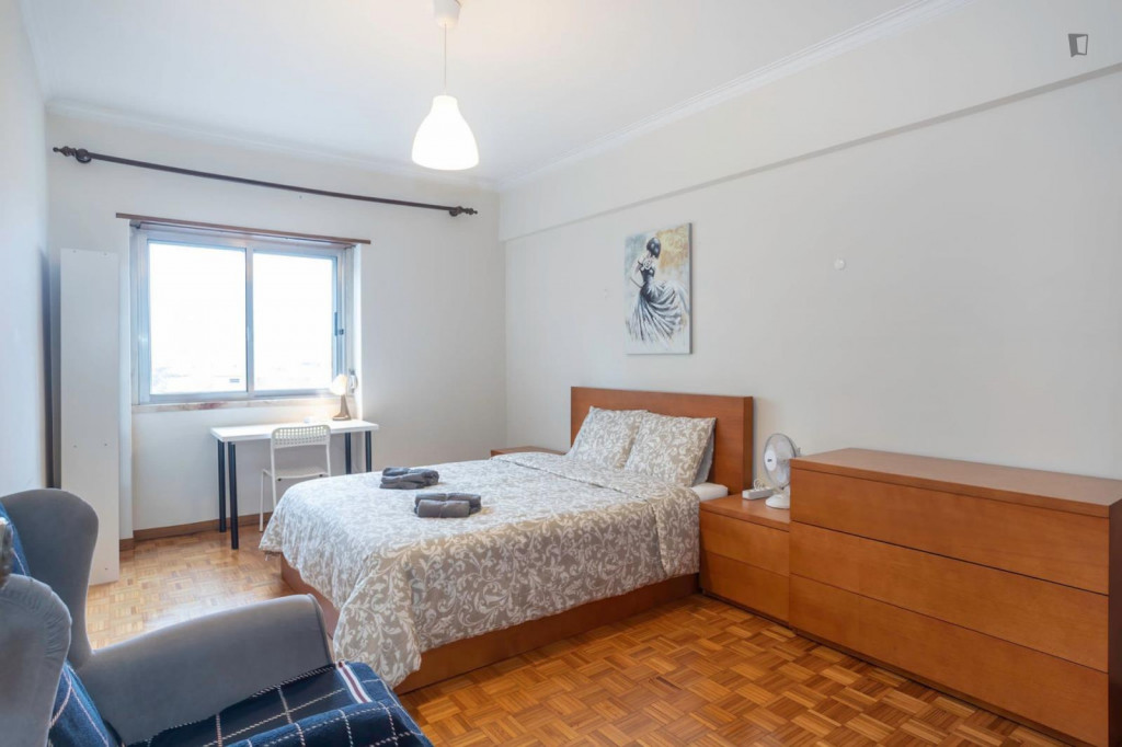 Neat double bedroom in a 4-bedroom apartment, near Pontinha metro station - Lisbonne - chambre - ImmoJeune