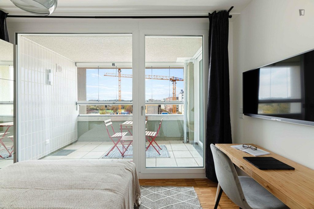 Comfy double bedroom with balcony in a 4-bedroom apartment in Munich - Munich - chambre - ImmoJeune