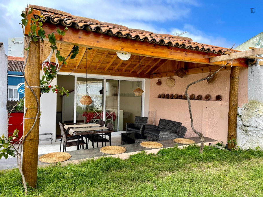 Amazing house with a beautiful garden in Ponta Delgada - Ponta Delgada - chambre - ImmoJeune