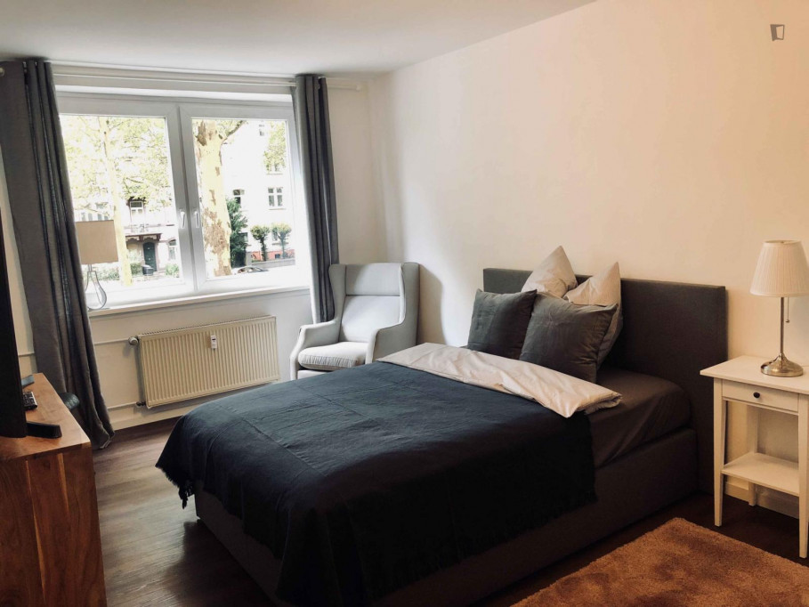 Pleasant single bedroom with TV in Bornheim/Ostend - Frankfurt am Main - chambre - ImmoJeune