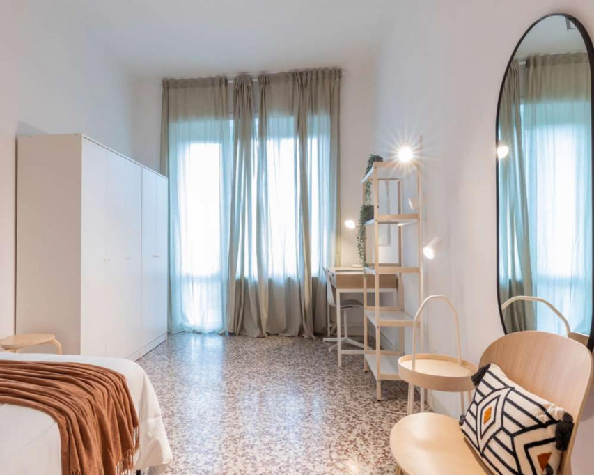 Luminous double bedroom near the Carducci Molinette metro