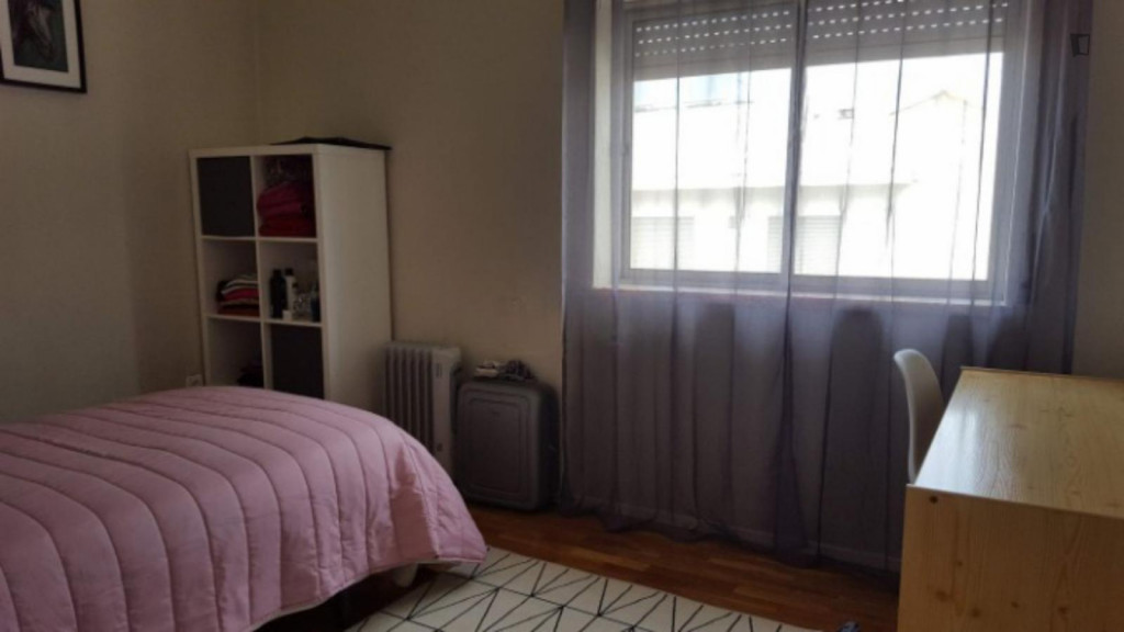 Cosy single bedroom in a 3-bedroom apartment near Instituto Superior de Engenharia de Coimbra - Coimbra - chambre - ImmoJeune