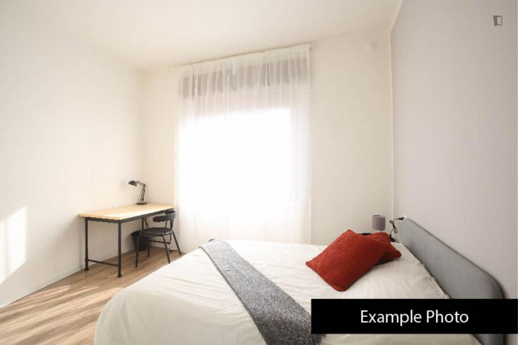 Neat bedroom in a 3-Bedroom apartment close to Modena train station