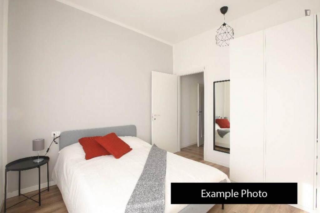 Neat bedroom in a 3-Bedroom apartment close to Modena train station