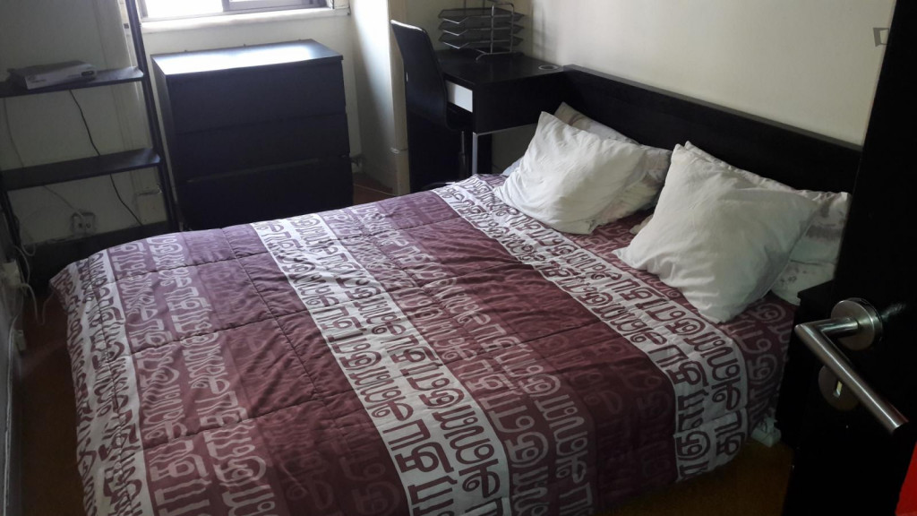 Cool looking double bedroom in Penha de França - Lisbonne - chambre - ImmoJeune