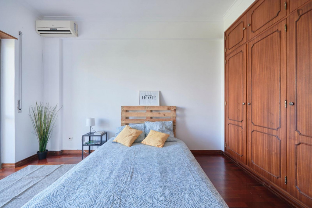 Spacious double bedroom with balcony in Almada - Lisbonne - chambre - ImmoJeune