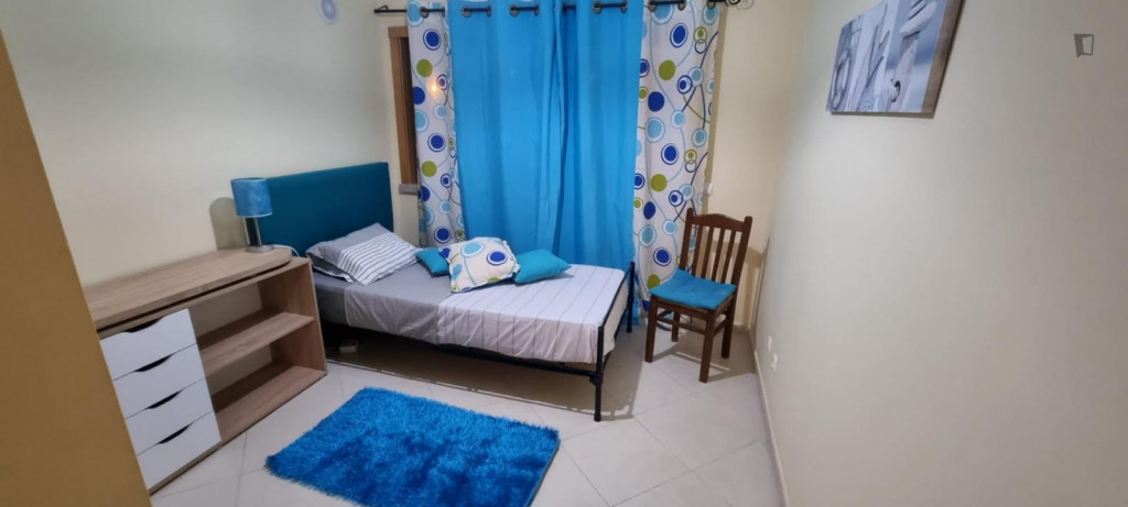 Single bedroom in a 2-bedroom apartment with a swimming pool - Portimao - chambre - ImmoJeune