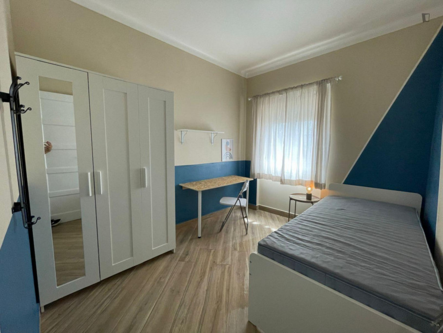 Neat single bedroom in a 4-bedroom apartment near Instituto Politécnico de Santarém - Santarem - chambre - ImmoJeune