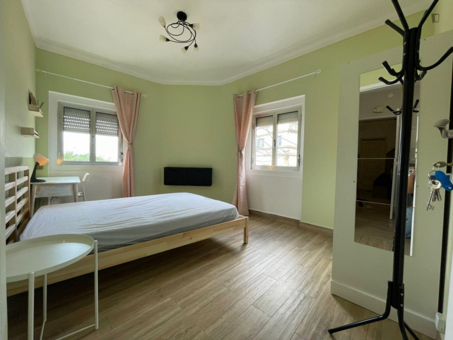 Spacious double bedroom in a 4-bedroom apartment near Instituto Politécnico de Santarém - Santarem - chambre - ImmoJeune