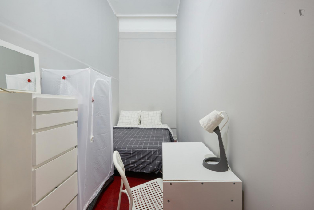 Compact double bedroom without window in Campo Pequeno - Lisbonne - chambre - ImmoJeune