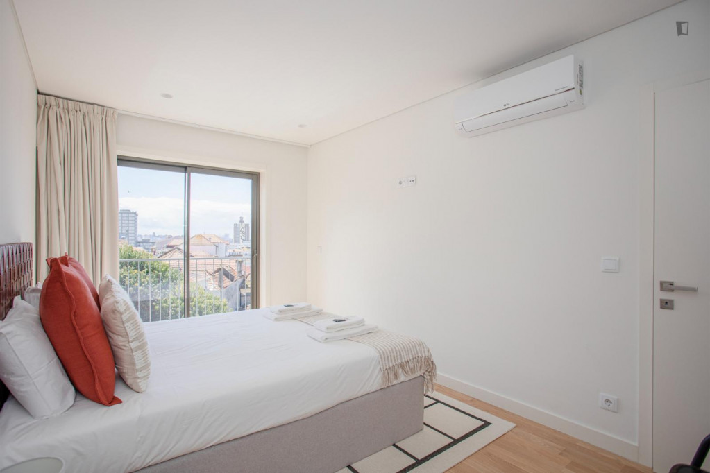 Luminous 3-Bedroom apartment with balcony near Faria Guimarães metro station