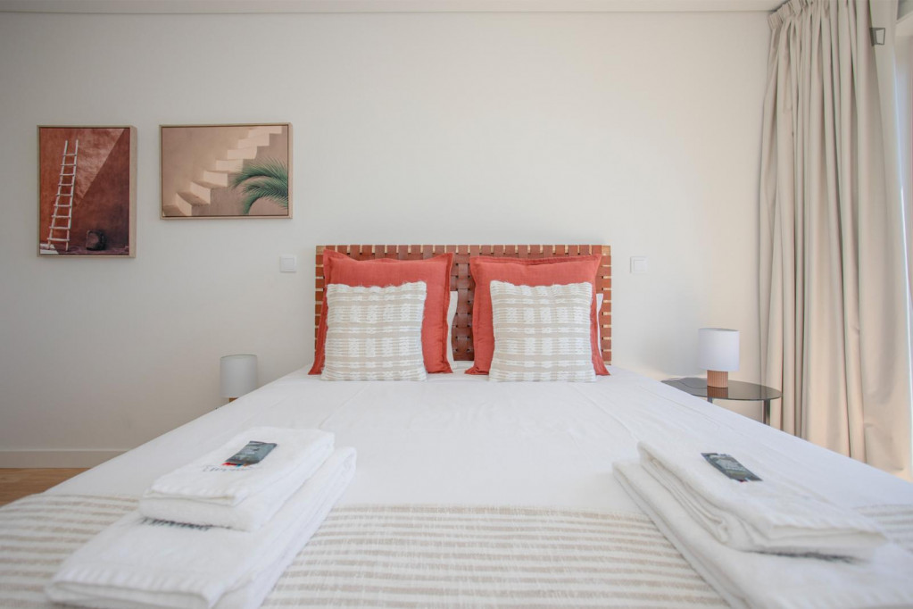 Luminous 3-Bedroom apartment with balcony near Faria Guimarães metro station