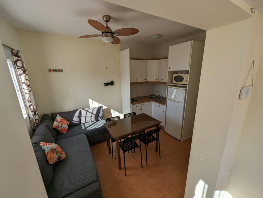 Amazing 2-bedroom flat close to Playa de Fuenterrabía - Cadiz - chambre - ImmoJeune