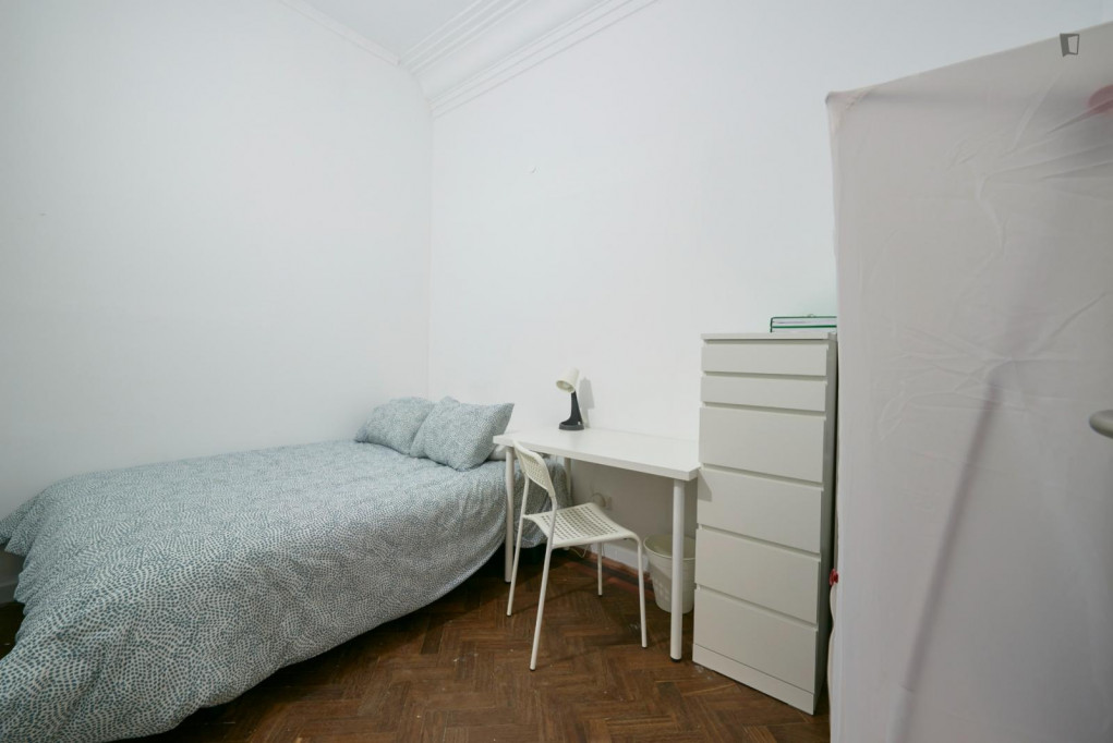 Compact double bedroom (no window) near Parque Eduardo VII - Lisbonne - chambre - ImmoJeune