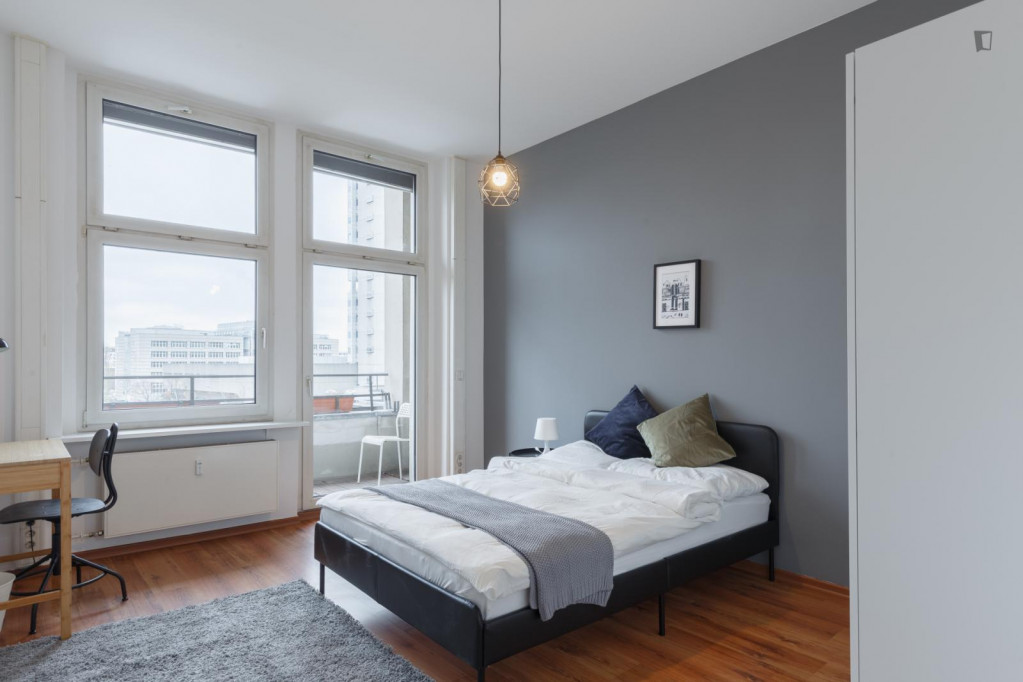 Ample double bedroom with balcony in an 8-bedroom apartment in Gesundbrunnen - Berlin - chambre - ImmoJeune