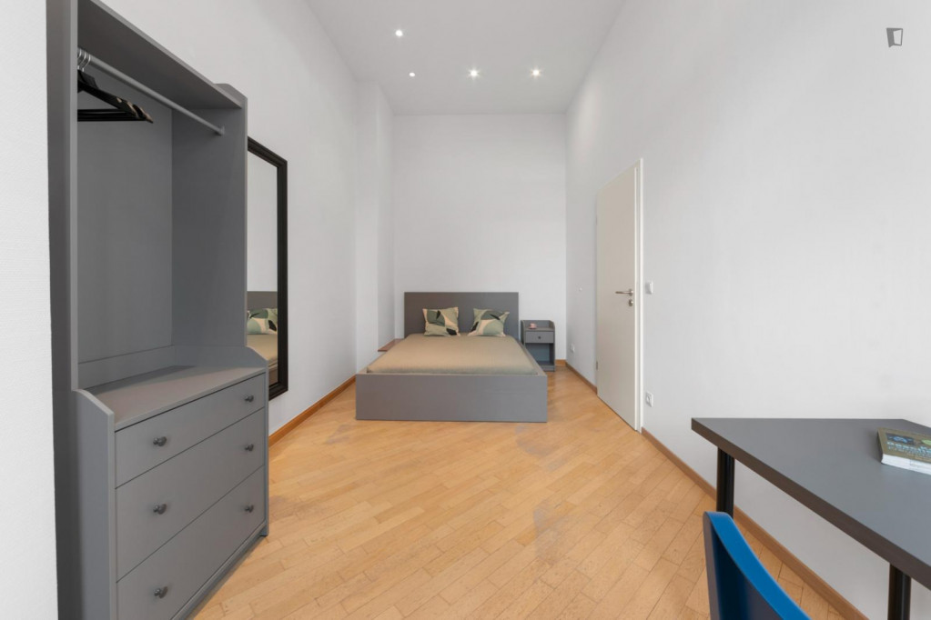 Comfy double bedroom in a 13 bedroom apartment in Westend - Berlin - chambre - ImmoJeune
