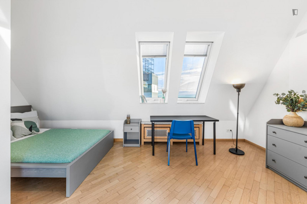 Spacious double bedroom in a 13 bedroom apartment in Westend - Berlin - chambre - ImmoJeune