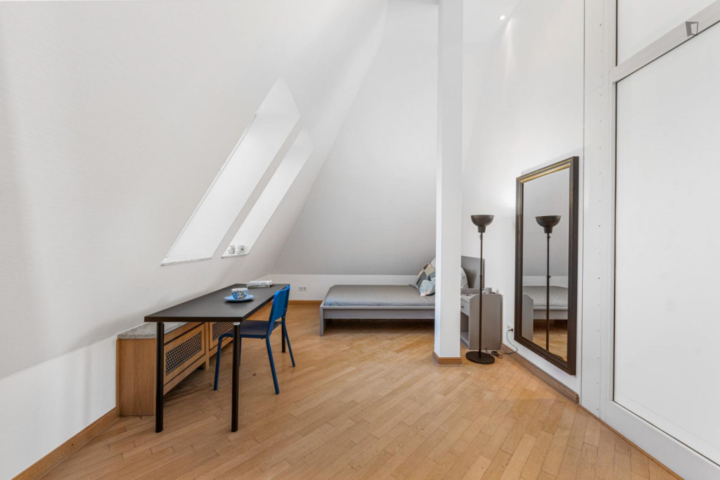 Bright bedroom in a 13 bedroom apartment in Westend - Berlin - chambre - ImmoJeune