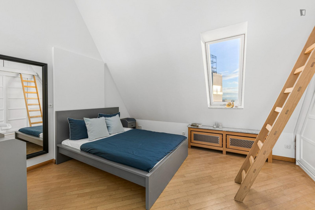 Spacious double bedroom in a 13 bedroom apartment in Westend - Berlin - chambre - ImmoJeune