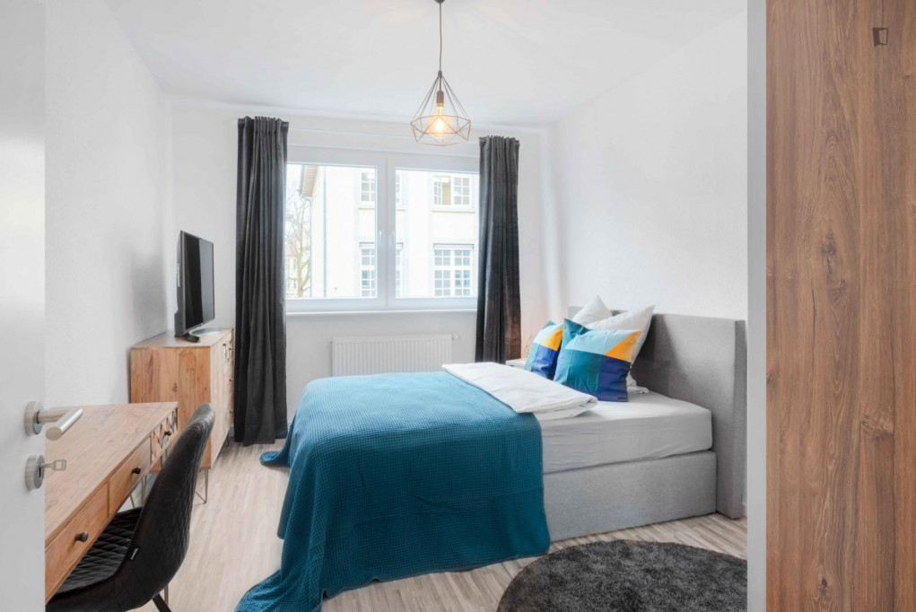 Elegant double bedroom in a 5-bedroom apartment in Feuersee - Stuttgart - chambre - ImmoJeune