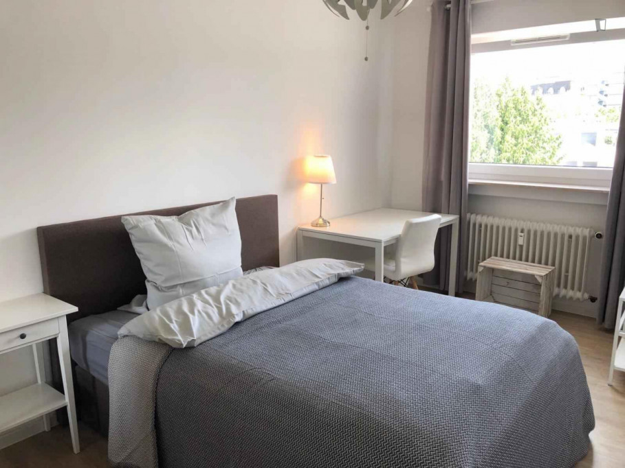 Luminous double  bedroom in Frankfurt - Frankfurt am Main - chambre - ImmoJeune