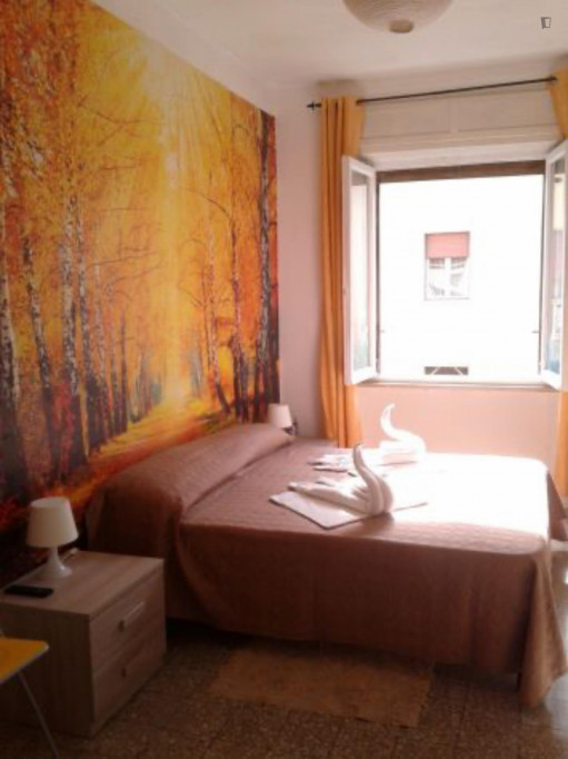 Bright Private Bedroom In Pisa Centre Near Pisa Centrale Station - Pisa - chambre - ImmoJeune