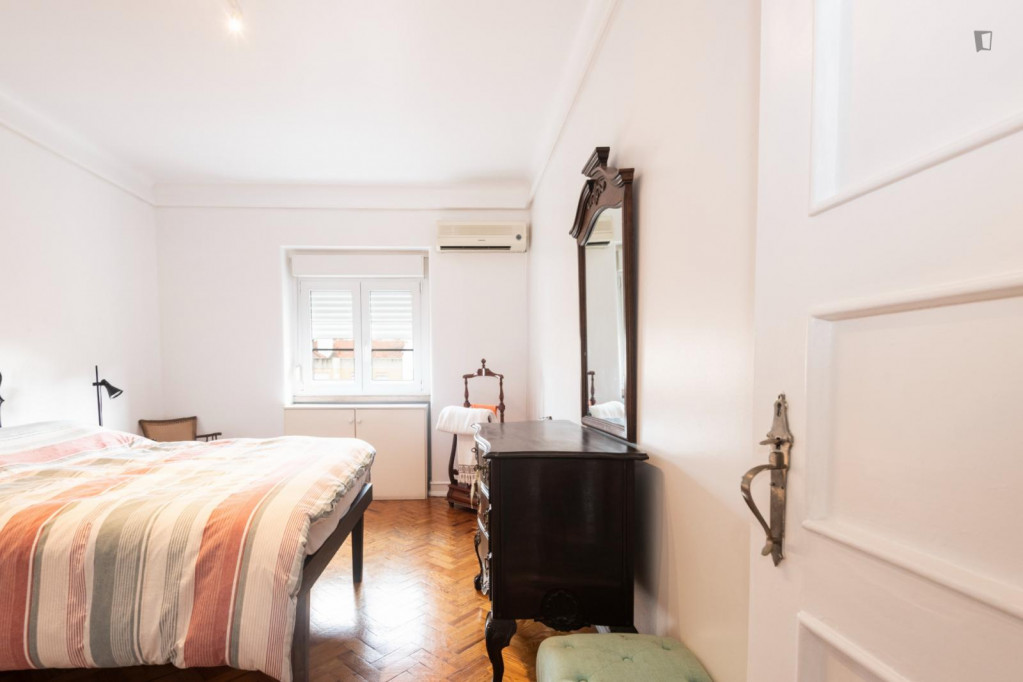 Bright double bedroom next to Arroios metro station - Lisbonne - chambre - ImmoJeune