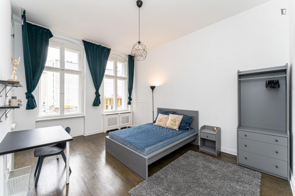 Large double bedroom in a 3-bedroom flat, near Zoologischer Garten Berlin - Berlin - chambre - ImmoJeune