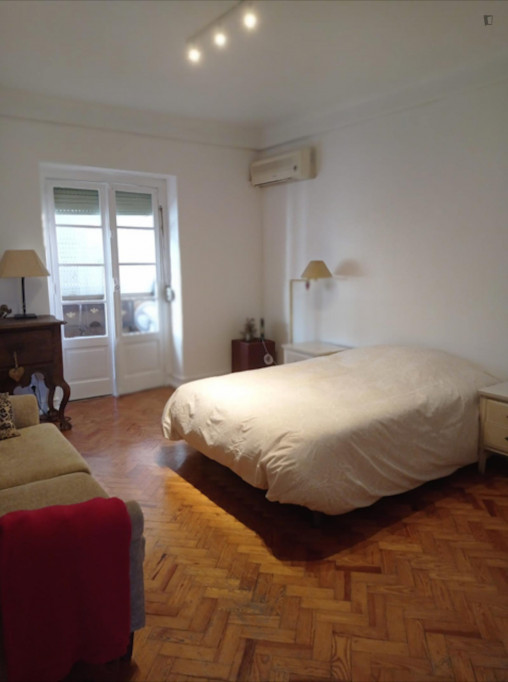 Spacious double bedroom in Penha de França neighbourhood - Lisbonne - chambre - ImmoJeune