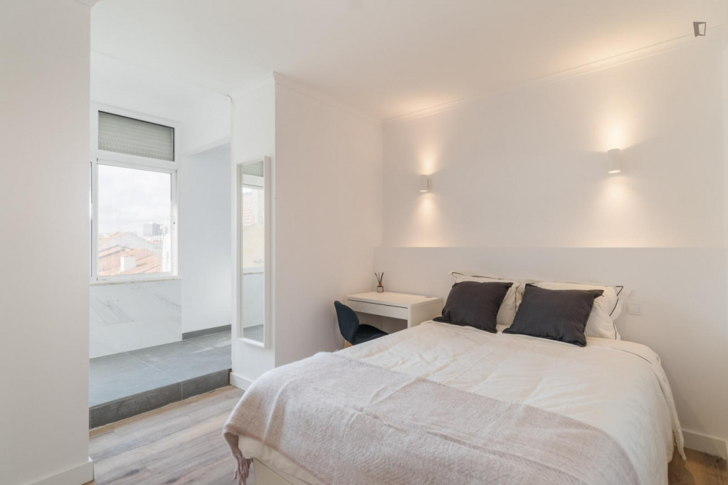 Bright ensuite double bedroom in a 6-bedroom apartment near Arroios metro station - Lisbonne - chambre - ImmoJeune