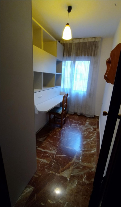 Bright room in an Spacious apartment close to Traductores, Facultad de Derecho