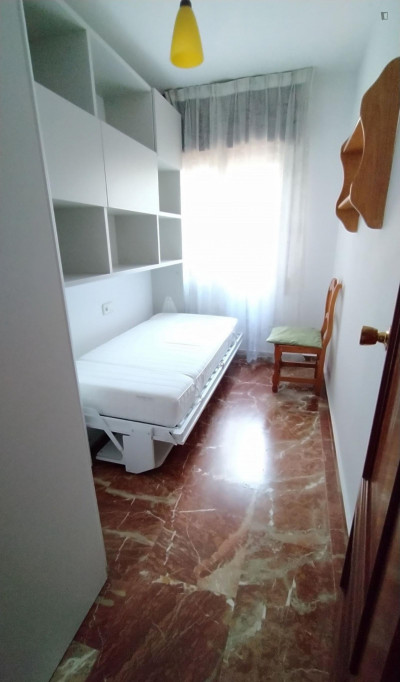 Bright room in an Spacious apartment close to Traductores, Facultad de Derecho