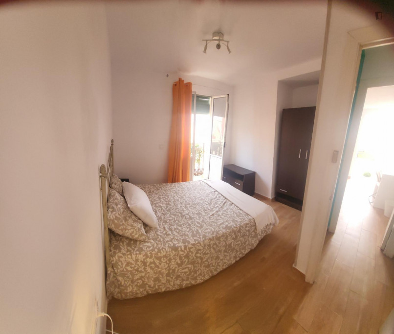 Homely double bedroom with a balcony, in Regina - Séville - chambre - ImmoJeune