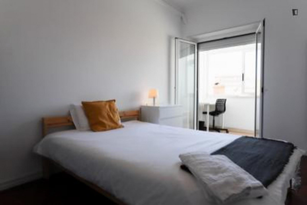 Bright double bedroom with a balcony, in Arroios - Lisbonne - chambre - ImmoJeune