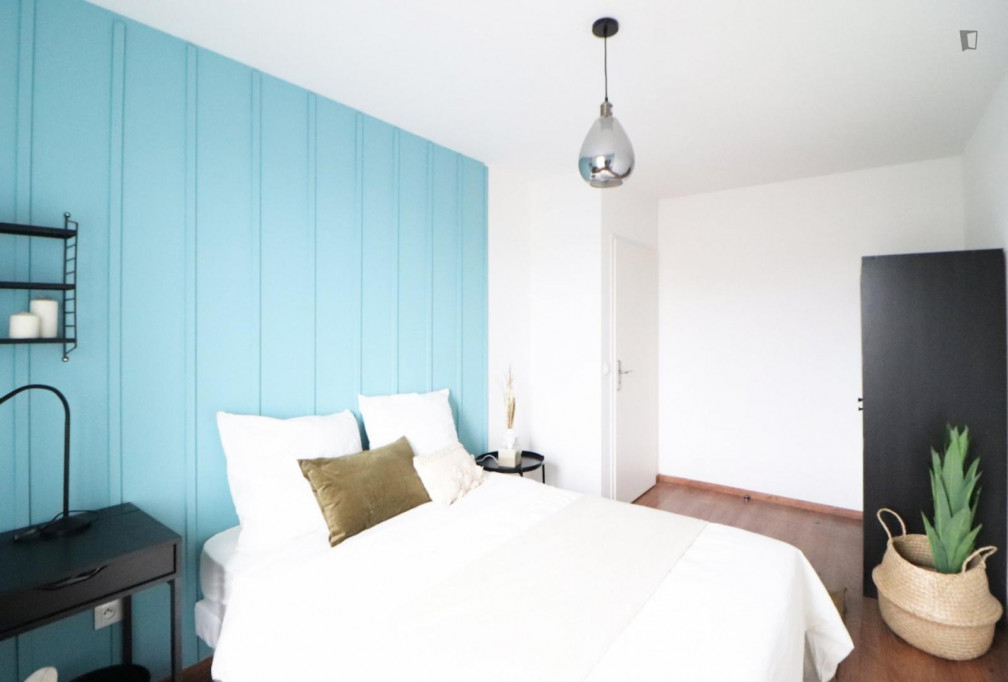 Pleasant double bedroom in a 4-bedroom apartment, next to Lille Grand Palais metro station