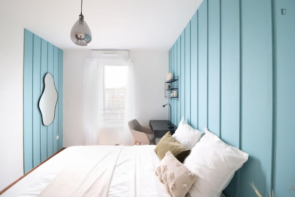 Pleasant double bedroom in a 4-bedroom apartment, next to Lille Grand Palais metro station
