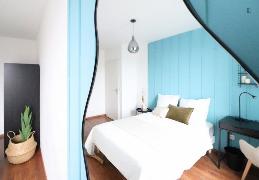 Pleasant double bedroom in a 4-bedroom apartment, next to Lille Grand Palais metro station