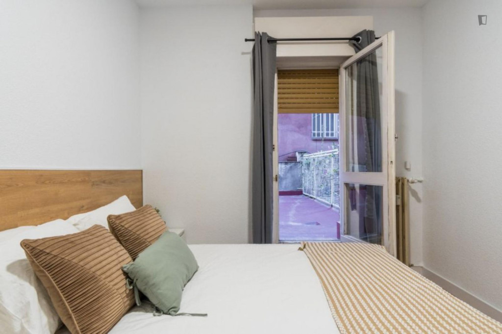 Comfy double bedroom in a 7-bedroom apartment, close to Comillas ICADE - Madrid - chambre - ImmoJeune