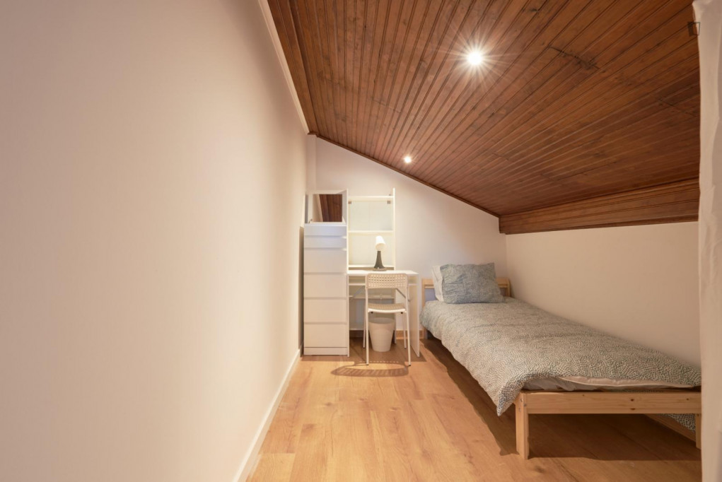 Cosy single bedroom without window not far from Roma metro station - Lisbonne - chambre - ImmoJeune