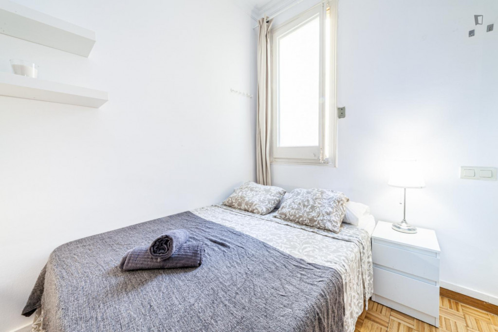 Cool double bedroom steps from Provença metro station - Barcelone - chambre - ImmoJeune