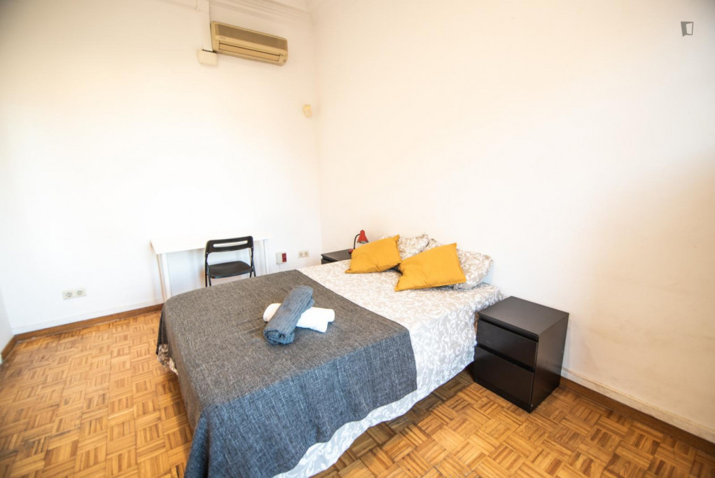 Decent double bedroom near Provença train station - Barcelone - chambre - ImmoJeune