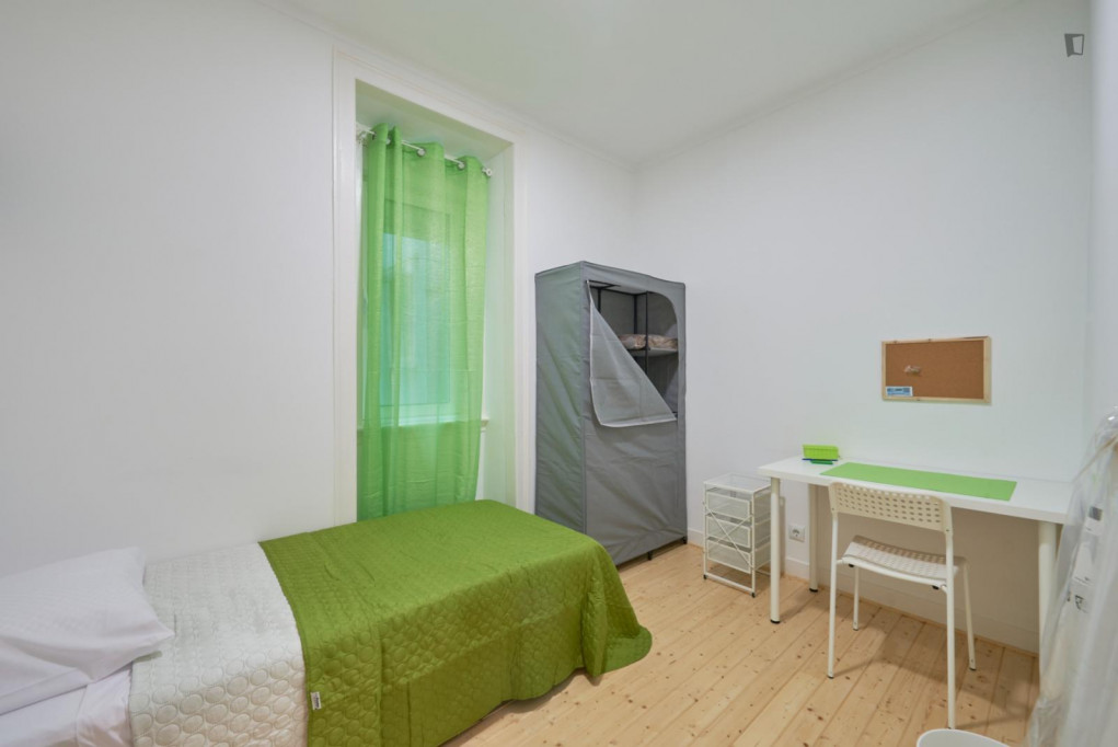 Comfy bedroom in a 9-Bedroom apartment, close to Picoas metro station - Lisbonne - chambre - ImmoJeune