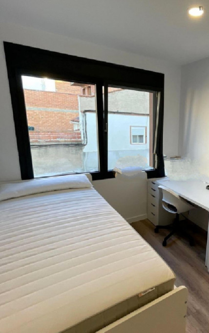 Cool ensuite bedroom in Manresa, just 13 minutes walking to the University - Barcelone - chambre - ImmoJeune