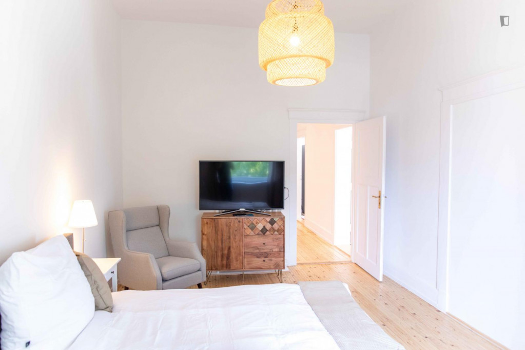 Cosy single bedroom with TV in Frankfurt